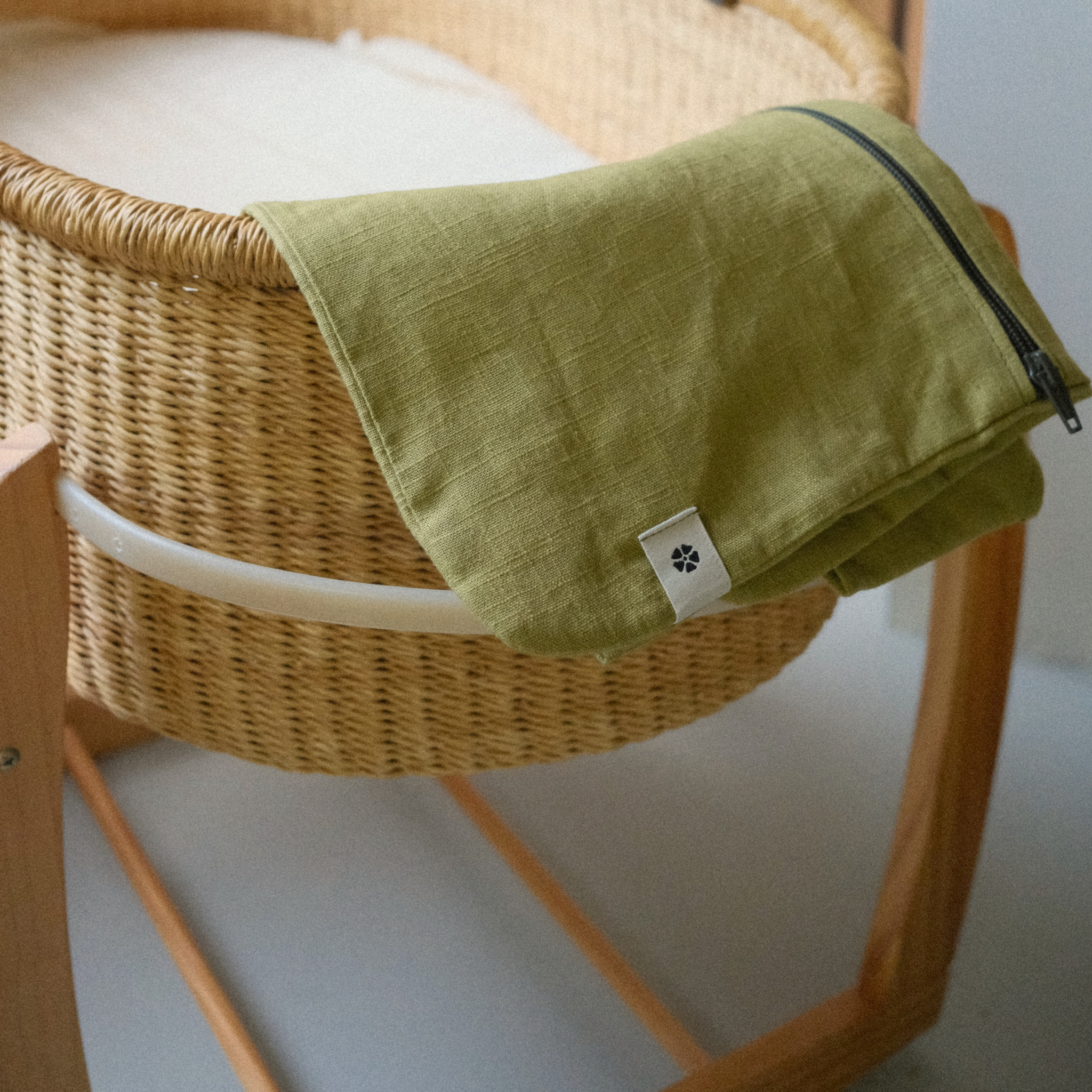 The linen sleeping bag in green