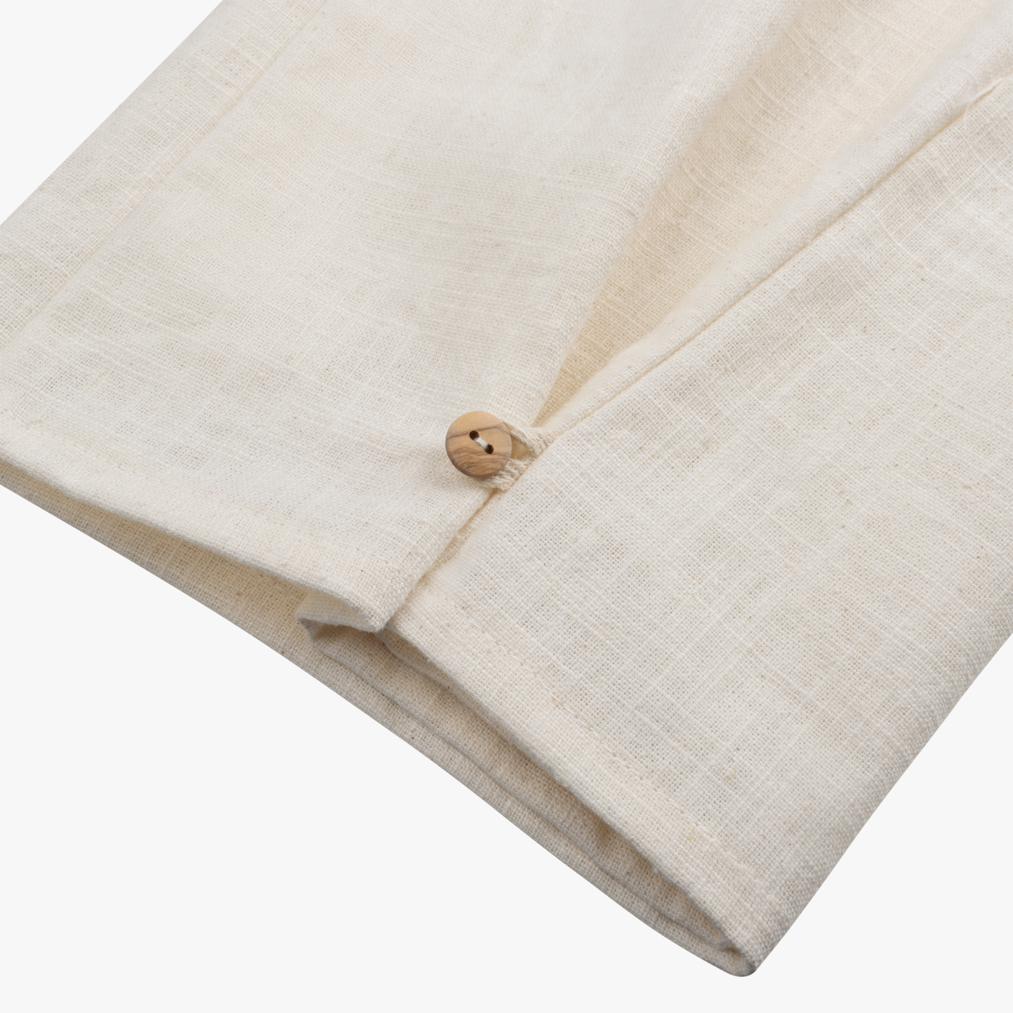 Biologisch linnen pyjama detail olijfhouten knoop